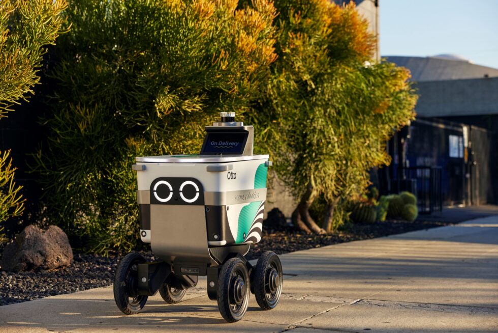 Robotaxi y robot de reparto protagonizan accidente en Los Ángeles